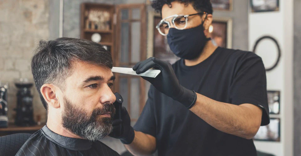 siwiejący mężczyzna u&nbsp;fryzjera