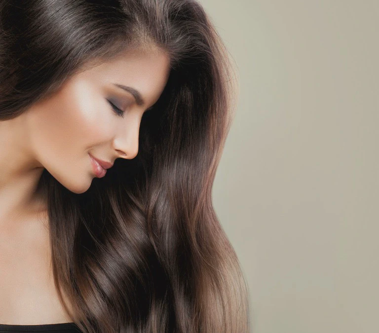 kobieta z&nbsp;długimi czarnymi włosami